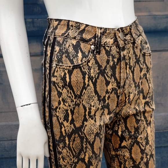 Hailee c Ladies Reptilian Designed Stretch Fabric Jeans - Picture 16 of 17